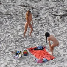 Voyeur caught naked girls pose on beach